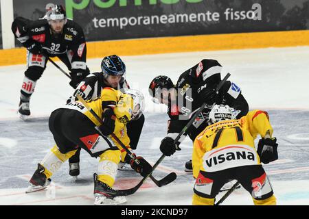 Daugavins Kaspars SC Berna et MARK ARCOBELLO Lugano Hockey HC Lugano vs. Saison 2021/2022 de la Ligue nationale SC Berna le 25 septembre 2021 à Corner Arena à Lugano, Swizzerland (photo de Fabio Averna/NurPhoto) Banque D'Images