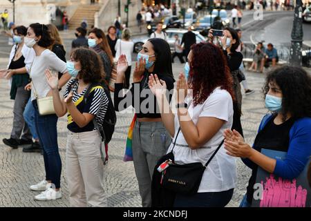 Les activistes du collectif féministe crient des slogans en faveur des femmes lors d'un rassemblement sur la place Luis de Camões, à Lisbonne. 25 septembre 2021. Le collectif féministe portugais s'est joint à la campagne internationale lancée par RAWA - Association révolutionnaire des femmes d'Afghanistan, avec les organisations turques et kurdes, pour exprimer leur solidarité avec les femmes et le peuple d'Afghanistan. (Photo par Jorge Mantilla/NurPhoto) Banque D'Images