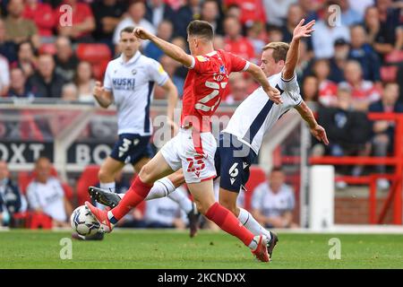 Joe Lolley de Nottingham Forest combat avec Maikel Kieftenbeld de Millwall lors du match de championnat Sky Bet entre Nottingham Forest et Millwall au City Ground, Nottingham, Royaume-Uni, le 25th septembre 2021. (Photo de Jon Hobley/MI News/NurPhoto) Banque D'Images