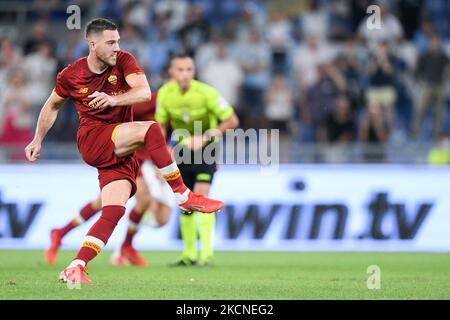 Jordan Veretout of AS Roma marque le deuxième but de la zone de pénalité lors de la série Un match entre SS Lazio et AS Roma au Stadio Olimpico, Rome, Italie, le 26 septembre 2021. (Photo de Giuseppe Maffia/NurPhoto) Banque D'Images