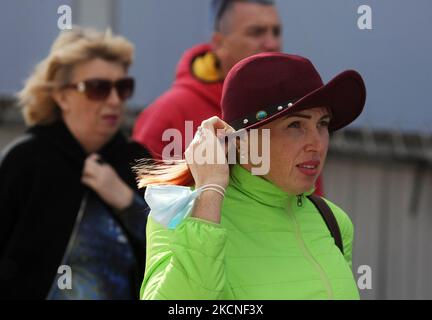 Une femme portant un masque facial sur sa main marche dans une rue en cours d'épidémie du coronavirus COVID-19 à Kiev, en Ukraine, le 26 septembre 2021. (Photo par STR/NurPhoto) Banque D'Images