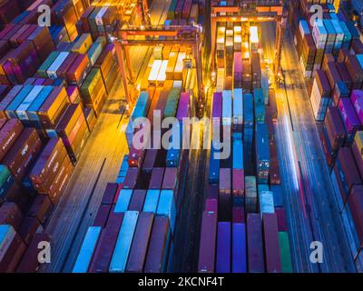 Vue du port de conteneurs de Kwai Chung, à Hong Kong, par drone à longue exposition. (Photo de Marc Fernandes/NurPhoto) Banque D'Images