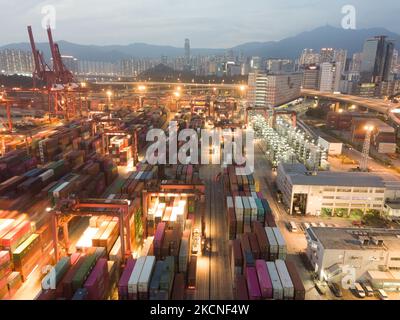 Vue du port de conteneurs de Kwai Chung, à Hong Kong, par drone à longue exposition. (Photo de Marc Fernandes/NurPhoto) Banque D'Images