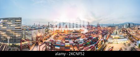 Un long panorama de drone exposé du port de conteneurs de Kwai Chung à Hong Kong. (Photo de Marc Fernandes/NurPhoto) Banque D'Images