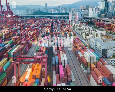 Un long panorama de drone exposé du port de conteneurs de Kwai Chung à Hong Kong. (Photo de Marc Fernandes/NurPhoto) Banque D'Images