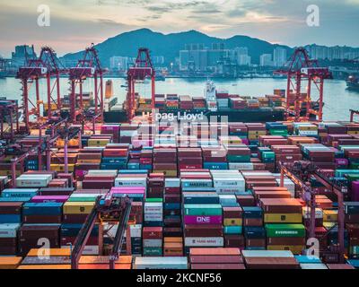 Un long panorama de drone exposé du port de conteneurs de Kwai Chung à Hong Kong. (Photo de Marc Fernandes/NurPhoto) Banque D'Images