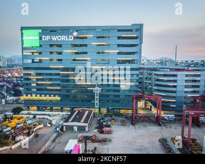 Un long panorama de drone exposé du port de conteneurs de Kwai Chung à Hong Kong. (Photo de Marc Fernandes/NurPhoto) Banque D'Images