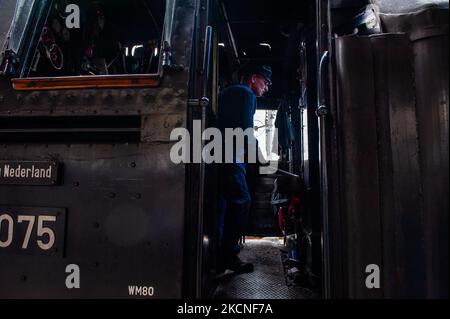 Un conducteur de train alimente la chaudière du train de locomotion allemand des années 40 en carburant après son arrivée à la gare de Nimègue, sur 26 septembre 2021. (Photo par Romy Arroyo Fernandez/NurPhoto) Banque D'Images