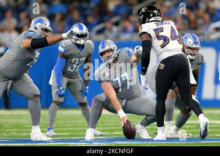 Le centre Lions de Detroit Frank Ragnow (77) se prépare à prendre le ballon pendant la première moitié d'un match de football de la NFL contre les Ravens de Baltimore à Detroit, Michigan, États-Unis, dimanche, 26 septembre 2021. (Photo de Jorge Lemus/NurPhoto) Banque D'Images