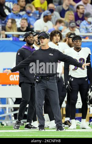 John Harbaugh, entraîneur-chef des Ravens de Baltimore, se met en mouvement depuis le banc de touche lors d'un match de football de la NFL entre les Lions de Detroit et les Ravens de Baltimore à Detroit, Michigan, États-Unis, dimanche, 26 septembre 2021. (Photo par Amy Lemus/NurPhoto) Banque D'Images