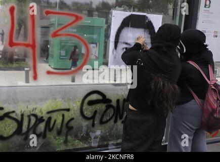 Les groupes féministes peignent des graffitis tout en marchant de l'Ange de l'indépendance au Zocalo à Mexico, pour exiger justice et punition pour les 43 élèves disparus d'Ayotzinapa, Guerrero, le 26 septembre 2014. (Photo de Gerardo Vieyra/NurPhoto) Banque D'Images