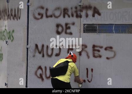 Les groupes féministes peignent des graffitis tout en marchant de l'Ange de l'indépendance au Zocalo à Mexico, pour exiger justice et punition pour les 43 élèves disparus d'Ayotzinapa, Guerrero, le 26 septembre 2014. (Photo de Gerardo Vieyra/NurPhoto) Banque D'Images