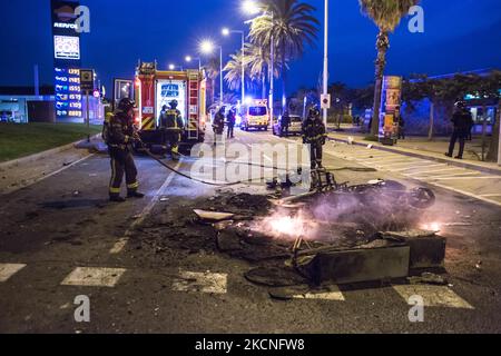 Les pompiers sont vus mettre le feu. Le festival traditionnel de la ville de Barcelone, la Merce, a posé les attractions une foule énorme de personnes buvant s'est formée sur la plage de Bogatell et à l'époque où la police a expulsé il y a eu des émeutes avec la chute de bouteilles et la combustion de conteneurs (photo par DAX Images/NurPhoto) Banque D'Images