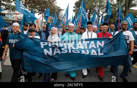 Kuala Lumpur, Malaisie. 05th novembre 2022. Kamarudin Jaafar (R-3) de Perikatan Nasional (Alliance nationale) se présente pour présenter ses documents de candidature pour les prochaines élections générales au centre de candidature de Kuala Lumpur. Les Malais se rendront aux urnes pour l'élection générale de 15th (GE15) sur 19 novembre 2022. (Photo par © Wong Fok Loy/SOPA Images/Sipa USA) crédit: SIPA USA/Alay Live News Banque D'Images