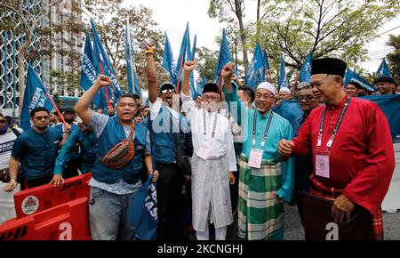Kuala Lumpur, Malaisie. 05th novembre 2022. Kamarudin Jaafar (C), Perikatan Nasional (Alliance nationale) candidat arrive pour soumettre ses documents de candidature pour la prochaine élection générale au centre de candidature de Kuala Lumpur. Les Malais se rendront aux urnes pour l'élection générale de 15th (GE15) sur 19 novembre 2022. (Photo par © Wong Fok Loy/SOPA Images/Sipa USA) crédit: SIPA USA/Alay Live News Banque D'Images