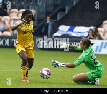 L-R Deanne Rose de lecture FC femmes économisez de Becky Spencer de Tottenham Hotspur femmes pendant Barclays FA Super League entre Tottenham Hotspur et Reading au stade Hiva , Barnett, Royaume-Uni le 26th septembre 2021 (photo par action Foto Sport/NurPhoto) Banque D'Images