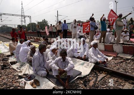 Les agriculteurs bloquent les voies ferrées dans le cadre des manifestations contre les réformes agricoles lors de la grève nationale de Bharat Bandh, à la gare de Sonipas, dans l'État de Haryana, en Inde, sur 27 septembre 2021 (photo de Mayank Makhija/NurPhoto) Banque D'Images