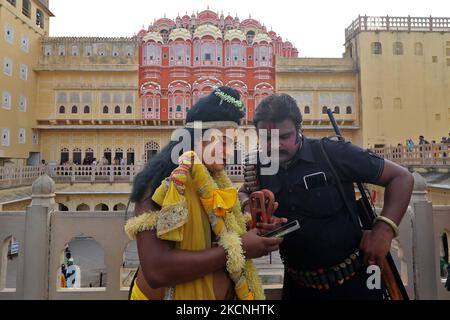 Artistes à Hawa Mahal historique à l'occasion de la Journée mondiale du tourisme à Jaipur, Rajasthan, Inde, sur 27 septembre 2021. (Photo de Vishal Bhatnagar/NurPhoto) Banque D'Images