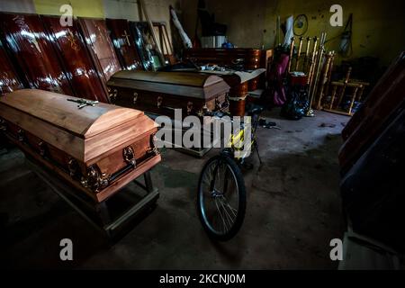 Osorno, Chili. 27 septembre 2021.- Coffins au foyer funéraire pendant la pandémie causée par le coronavirus, à Osorno, au Chili. (Photo de Fernando Lavoz/NurPhoto) Banque D'Images