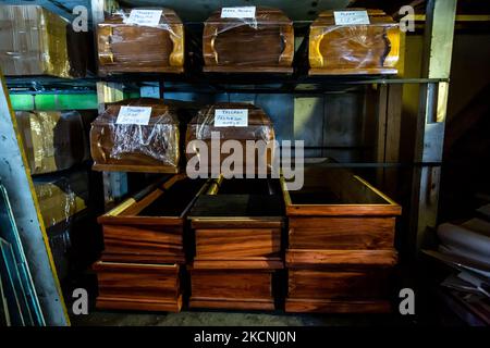 Osorno, Chili. 27 septembre 2021.- Coffins au foyer funéraire pendant la pandémie causée par le coronavirus, à Osorno, au Chili. (Photo de Fernando Lavoz/NurPhoto) Banque D'Images