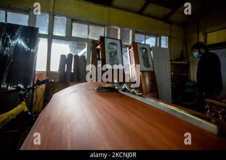 Osorno, Chili. 27 septembre 2021.- Coffins au foyer funéraire pendant la pandémie causée par le coronavirus, à Osorno, au Chili. (Photo de Fernando Lavoz/NurPhoto) Banque D'Images