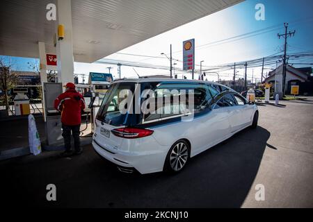 Osorno, Chili. 27 septembre 2021.- Une corbillard dans une station-service. Le Muñoz Hermanos Funeral Home pendant la pandémie causée par le coronavirus, à Osorno, au Chili. (Photo de Fernando Lavoz/NurPhoto) Banque D'Images