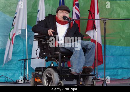 L'auteur-compositeur-interprète canadien Justin Hines se produit lors de la cérémonie du relais de la flamme olympique à Toronto (Ontario), au Canada, en Ontario, à 17 décembre 2009. Hines a une maladie génétique rare des articulations appelée le syndrome de Larsen et utilise un fauteuil roulant. Il est un fervent partisan de la charité et a joué à de nombreux événements de collecte de fonds. Il a fondé la Fondation Justin Hines, une fondation caritative pour les personnes handicapées. (Photo de Creative Touch Imaging Ltd./NurPhoto) Banque D'Images