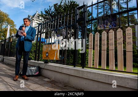 Un pasteur prononce un discours en faveur des réfugiés, lors d'une manifestation en faveur des réfugiés bloqués à la frontière entre la Biélorussie et la Pologne, organisée en face de l'ambassade de Pologne, à la Haye, aux pays-Bas, sur 28 septembre 2021. (Photo par Romy Arroyo Fernandez/NurPhoto) Banque D'Images