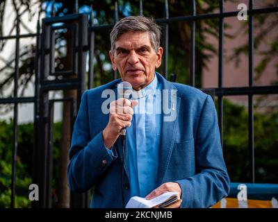 Un pasteur prononce un discours en faveur des réfugiés, lors d'une manifestation en faveur des réfugiés bloqués à la frontière entre la Biélorussie et la Pologne, organisée en face de l'ambassade de Pologne, à la Haye, aux pays-Bas, sur 28 septembre 2021. (Photo par Romy Arroyo Fernandez/NurPhoto) Banque D'Images