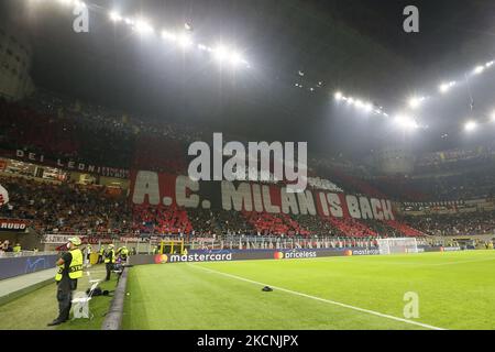 Les fans de l'AC Milan assistent au match de groupe B de l'UEFA Champions League entre l'AC Milan et l'Atlético Madrid au stade Giuseppe Meazza sur 28 septembre 2021 à Milan, en Italie. (Photo de Giuseppe Cottini/NurPhoto) Banque D'Images