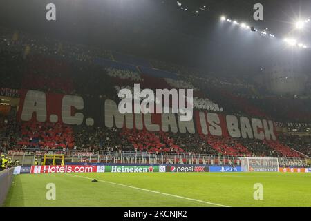 Les fans de l'AC Milan assistent au match de groupe B de l'UEFA Champions League entre l'AC Milan et l'Atlético Madrid au stade Giuseppe Meazza sur 28 septembre 2021 à Milan, en Italie. (Photo de Giuseppe Cottini/NurPhoto) Banque D'Images