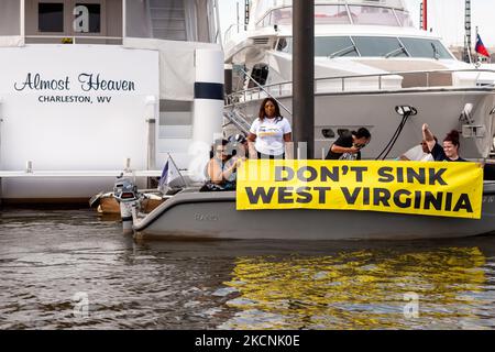 West Virgians protestent à la péniche du sénateur Joe Manchin, presque le ciel, dans le port de plaisance de Washington. Les manifestants l'exhortent à adopter la loi construire un meilleur retour (appelée budget de réconciliation) et ses investissements dans les soins de santé, la citoyenneté et les solutions climatiques. (Photo d'Allison Bailey/NurPhoto) Banque D'Images