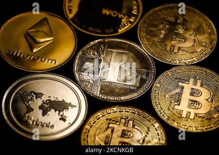 La représentation des crypto-monnaies est illustrée dans cette photo prise à Cracovie, en Pologne, sur 28 septembre 2021. (Photo d'illustration par Jakub Porzycki/NurPhoto) Banque D'Images