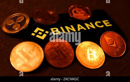 Le logo Binance affiché sur un écran de téléphone et la représentation des crypto-monnaies sont visibles dans cette illustration prise à Cracovie, en Pologne, sur 28 septembre 2021. (Photo d'illustration par Jakub Porzycki/NurPhoto) Banque D'Images