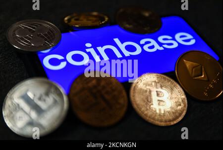 Le logo Coinbase affiché sur un écran de téléphone et la représentation des crypto-monnaies sont visibles dans cette illustration prise à Cracovie, en Pologne, sur 28 septembre 2021. (Photo d'illustration par Jakub Porzycki/NurPhoto) Banque D'Images