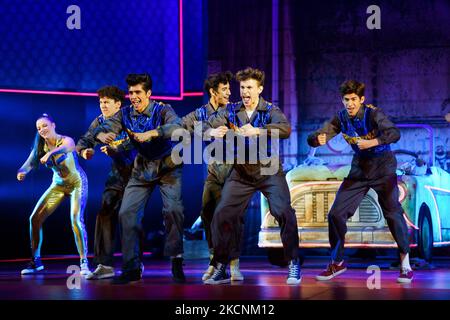 Projection du spectacle au théâtre Grease Play au Teatro Nuevo Apolo sur 29 septembre 2021 à Madrid, Espagne (photo par Oscar Gonzalez/NurPhoto) Banque D'Images