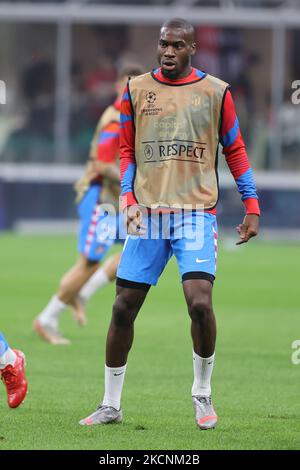 Geoffrey Kondogbia du Club Atletico de Madrid se réchauffe lors de l'UEFA Champions League 2021/22 Group Stage - match de football du groupe B entre l'AC Milan et le Club Atletico de Madrid au stade Giuseppe Meazza, Milan, Italie sur 28 septembre 2021 (photo de Fabrizio Carabelli/LiveMedia/NurPhoto) Banque D'Images
