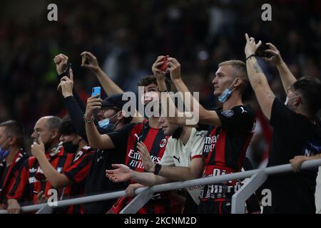 Les fans assistent à l'UEFA Champions League 2021/22 Group Stage - match de football du groupe B entre l'AC Milan et le Club Atletico de Madrid au stade Giuseppe Meazza, Milan, Italie sur 28 septembre 2021 (photo de Fabrizio Carabelli/LiveMedia/NurPhoto) Banque D'Images