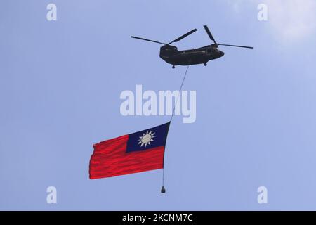 Un hélicoptère Chinook portant un immense drapeau de Taïwan survole un camp militaire, dans le cadre d’une répétition de la représentation en vol pour la célébration de la Journée nationale du double dix à Taiwan, dans un contexte de tensions croissantes entre Pékin et Taipei et de menaces de la Chine, à Taoyuan, Taiwan, le 28 septembre 2021. Le drapeau de Taïwan, de 18 mètres de large et de 12 mètres de long, selon l'Agence centrale de presse de l'État, sera porté par deux hélicoptères CH-47 Chinook qui survoleront le bâtiment présidentiel de 10 octobre, tandis que l'île a développé de meilleurs liens avec les États-Unis, le Royaume-Uni, l'Australie et d'autres pays européens Banque D'Images