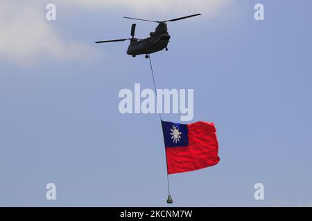 Un hélicoptère Chinook portant un immense drapeau de Taïwan survole un camp militaire, dans le cadre d’une répétition de la représentation en vol pour la célébration de la Journée nationale du double dix à Taiwan, dans un contexte de tensions croissantes entre Pékin et Taipei et de menaces de la Chine, à Taoyuan, Taiwan, le 28 septembre 2021. Le drapeau de Taïwan, de 18 mètres de large et de 12 mètres de long, selon l'Agence centrale de presse de l'État, sera porté par deux hélicoptères CH-47 Chinook qui survoleront le bâtiment présidentiel de 10 octobre, tandis que l'île a développé de meilleurs liens avec les États-Unis, le Royaume-Uni, l'Australie et d'autres pays européens Banque D'Images