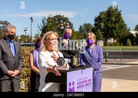 La congresseure Debbie Dingell (D-MI) parle du lourd tribut que la dépendance aux opiacés a pris sur ses constiuents et sa propre famille lors d'une conférence de presse au cours de laquelle le Groupe de travail bipartisan sur la toxicomanie et la santé mentale présente son programme législatif pour 2021. (Photo d'Allison Bailey/NurPhoto) Banque D'Images