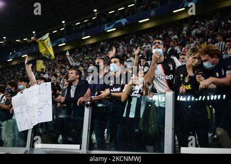 Les supporters de Juventus lors du match de l'UEFA Champions League entre le Juventus FC et le Chelsea FC au stade Allianz de Turin, le 29 septembre 2021, Italie (photo d'Alberto Gandolfo/NurPhoto) Banque D'Images