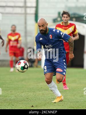 Simone Simeri de SSC Bari pendant le match de la série C entre ACR Messina et SSC Bari sur le stade 29 septembre 2021 Franco Scoglio à Messine, Italie. (Photo de Gabriele Maricchiolo/NurPhoto) Banque D'Images