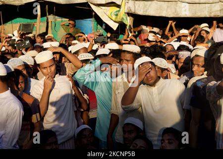 Les Rohingya assistent aux funérailles du chef Rohingya, Mohibullah, dans le camp de réfugiés de Kutupalang, dans le bazar de Coxâ€™s, au Bangladesh, sur 30 septembre, 2021 (photo de Mushfiqul Alam/NurPhoto) Banque D'Images