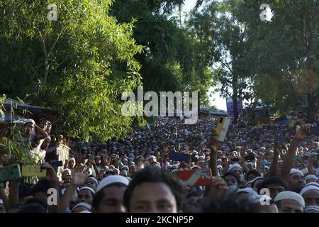 Les Rohingya assistent aux funérailles du chef Rohingya, Mohibullah, dans le camp de réfugiés de Kutupalang, dans le bazar de Coxâ€™s, au Bangladesh, sur 30 septembre, 2021 (photo de Mushfiqul Alam/NurPhoto) Banque D'Images