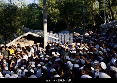 Les Rohingya assistent aux funérailles du chef Rohingya, Mohibullah, dans le camp de réfugiés de Kutupalang, dans le bazar de Coxâ€™s, au Bangladesh, sur 30 septembre, 2021 (photo de Mushfiqul Alam/NurPhoto) Banque D'Images