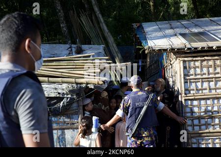 Les Rohingya assistent aux funérailles du chef Rohingya, Mohibullah, dans le camp de réfugiés de Kutupalang, dans le bazar de Coxâ€™s, au Bangladesh, sur 30 septembre, 2021 (photo de Mushfiqul Alam/NurPhoto) Banque D'Images