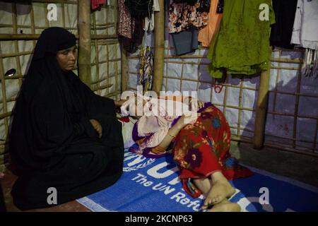 Les Rohingya assistent aux funérailles du chef Rohingya, Mohibullah, dans le camp de réfugiés de Kutupalang, dans le bazar de Coxâ€™s, au Bangladesh, sur 30 septembre, 2021 (photo de Mushfiqul Alam/NurPhoto) Banque D'Images