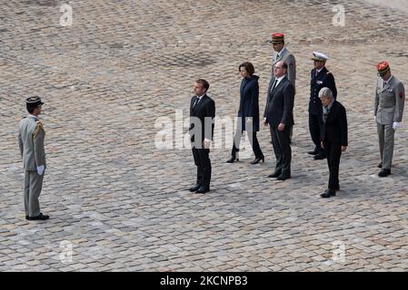 Le président français Emmanuel Macron salue le personnel militaire, le Premier ministre Jean Castex et le ministre de la Défense Florance Parly lors de l'hommage national à Maxime Blasco, un soldat tué au Mali le 24 septembre, à l'Hôtel des Invalides, à Paris, à 29 septembre 2021. (Photo par Andrea Savorani Neri/NurPhoto) Banque D'Images