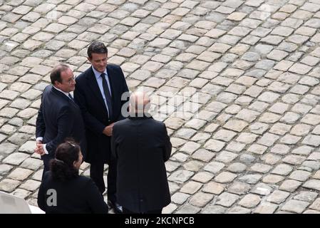 L'ancien président de la République française François Hollande avec l'ancien Premier ministre Manuel Valls et le ministre des Affaires étrangères Jean-Yves le Drian lors de l'hommage national à Maxime Blasco, un soldat tué au Mali le 24 septembre, à l'Hôtel des Invalides, à Paris, sur 29 septembre 2021. (Photo par Andrea Savorani Neri/NurPhoto) Banque D'Images